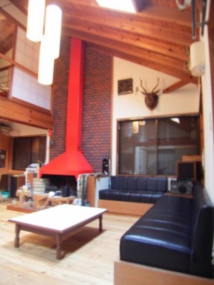 2階リビング　暖炉の赤い煙突