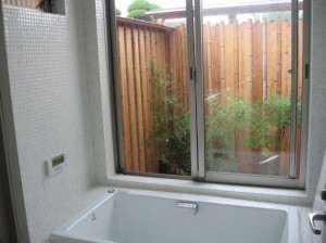 浴槽につかりながら坪庭を見る。癒しの空間。