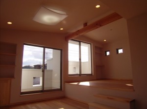 3階子供部屋　2階が折上げ天井で床が上るため舟底天井で天井高を確保。